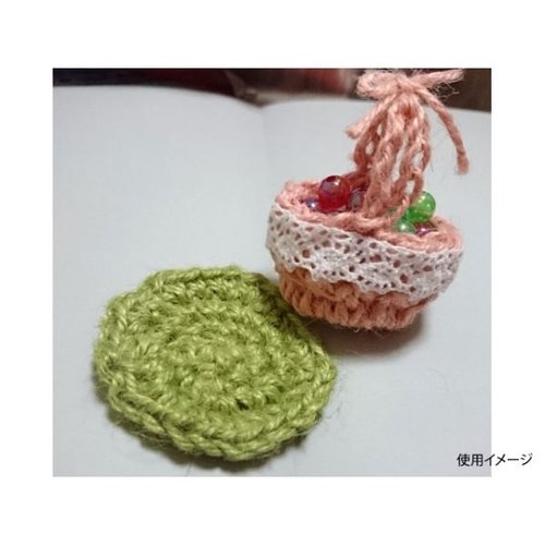 麻紐 カラーヘンプコード50m ココアブラウン ローヤル化成 [ケース販売] 緩やかに曲がりくねった麻紐が巻かれた状態、色合いはココアブラウン。