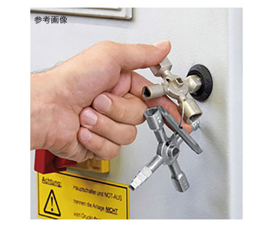 コントロールキャビネットキー キーが整然と並べられ、明るい背景に置かれている状態