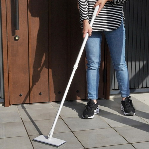 玄関ブラシ　玄関タイルブラシスポンジF可動 持ち手が見える角度で立てかけられたブラシとスポンジの組み合わせ