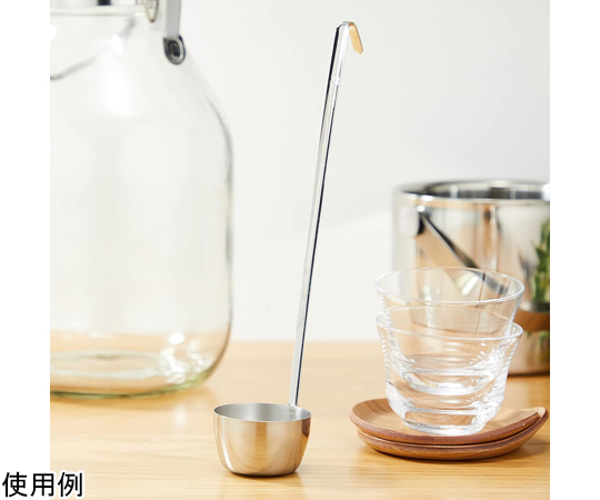 味道 カンロ杓レードル 特大 60mL 透明なプラスチック製の柄が付いたスプーン型器具が白い背景に置かれている様子