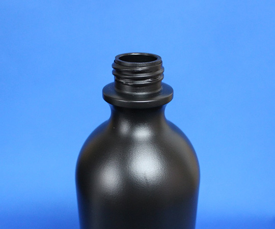トリガーノズル式スプレー 500mL 黒 50本セット 黒いボトルに取り付けられたトリガーノズルが正面から見える状態