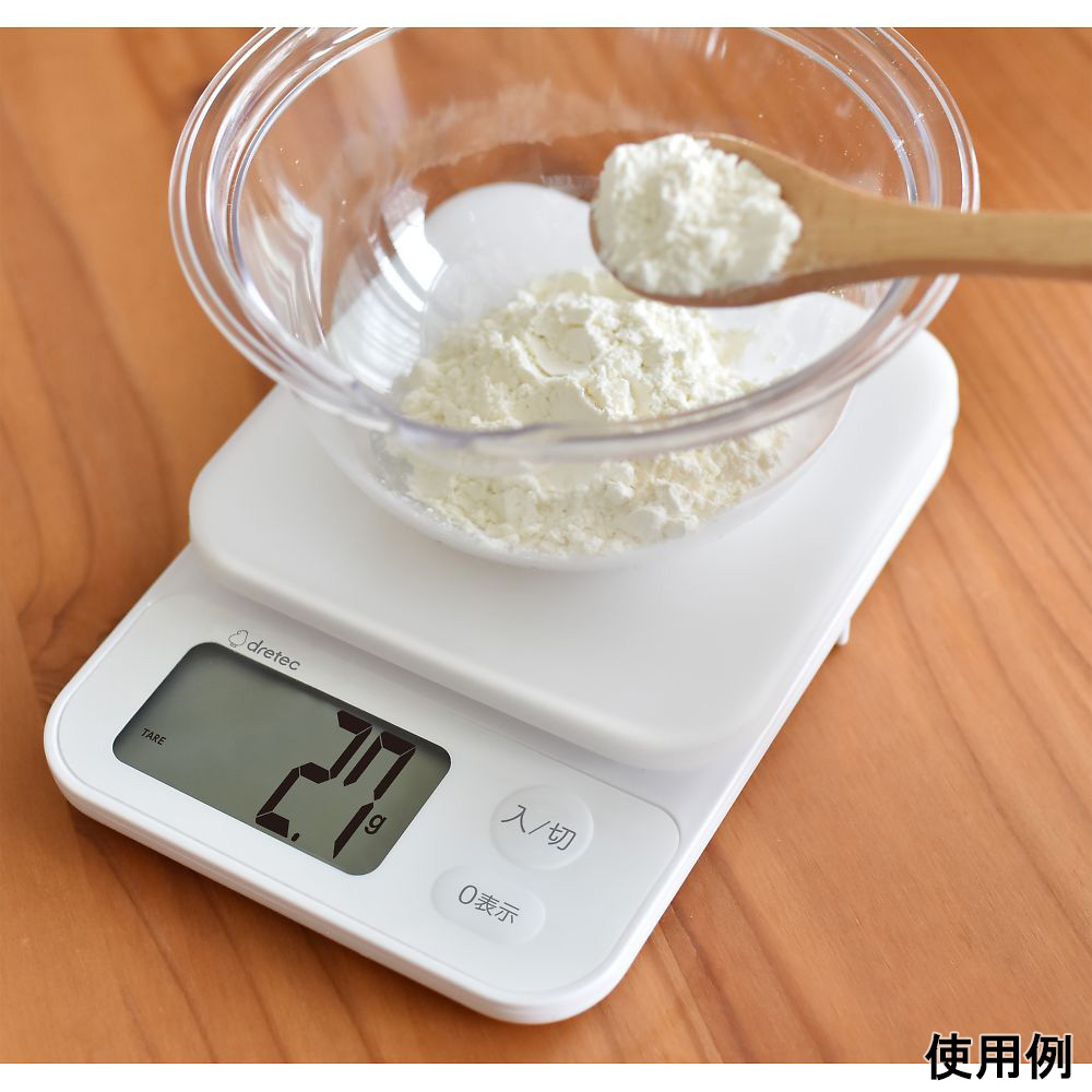デジタルスケール「ブランジェ」 2kg/0.1g ホワイト 白いボディのデジタルスケールが上から見える状態、計量皿がクリーンでフラットです。