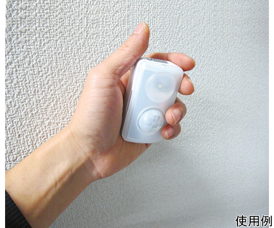 どこでもminiセンサー 商品の電源ボタンが見える背面の姿、ケーブルが接続された状態。