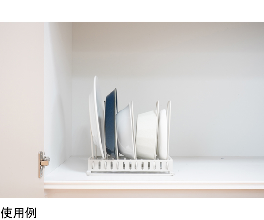 ルームラボ 調整できるディッシュスタンド 透明なプラスチックで作られた、異なる高さに調整されたディッシュスタンドが複数並んでいる様子