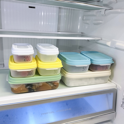 保存容器　500ml　ライトパック　セカンド　3個セット　カラー 透明な保存容器が整然と並んでいる様子