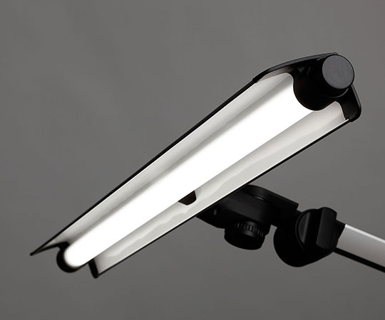 Z-LIGHT　LEDアームスタンド　銀 スタンドが伸びた状態でクランプ部分が見える様子