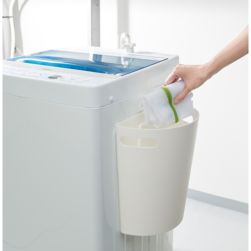 ゴミ箱 壁掛けダストボックス 9L マグネットシート2枚付き ホワイト しっかりとした壁掛けタイプのダストボックスが正面に見え、開口部は上向きで黒の内側が見える状態。