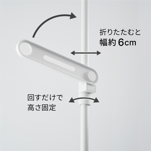 室内物干し　竿受け　室内つっぱり竿受け　2段　ホワイト 正面から見た、白い2段式の竿受けが壁に取り付けられている様子