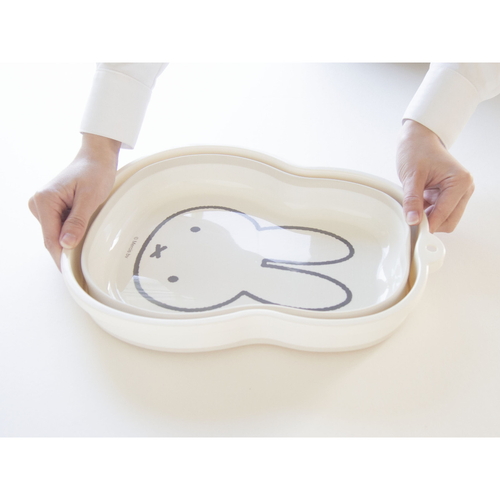 バケツ　miffy　折り畳み桶 折り畳まれた状態で、側面にキャラクターがデザインされたバケツが見える。