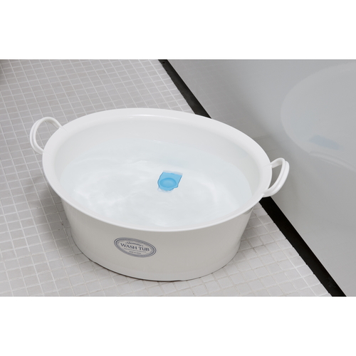 ウォッシュタブ 12L タライ 洗濯用 排水栓付き 楕円形 オーバル型 洗い桶 持ち手付き 濃い色合いのタライが前面を向き、持ち手が両側に配置された様子