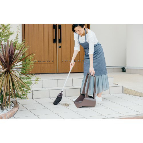 デイリークリーン アーバンちりとり PP 白いボディに鮮やかなカラーが施された、持ち手が上を向いている状態