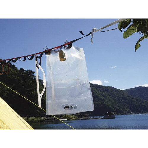 ウォータータンク　5L　折りたたみ　ウォッシャブルウォーターバッグ　クリア 透明な素材で水が満たされた状態のバッグが、折りたたまれて横に置かれている