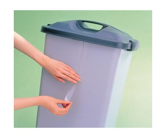 強力プラ補修テープ テープが巻かれた状態で、明るい色の背景に置かれている様子