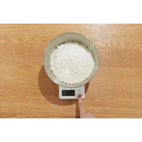 デジタルスケール　ルクーム　2kg　ホワイト 白い背景の上に置かれたデジタルスケール、正面からの視点でディスプレイとボタンが見える状態。