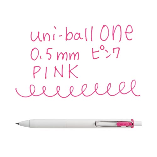 ユニボールONE　0.5mm　ピンク 製品の側面が鮮明に映った状態で、キャップが外されている様子