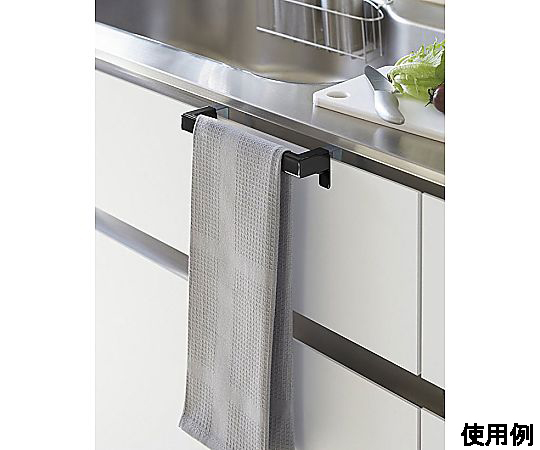 190x 60-70x40mm タオルハンガー(スチール製) スチール製のタオルハンガーが壁に取り付けられた状態で、無機質な質感が強調されている。