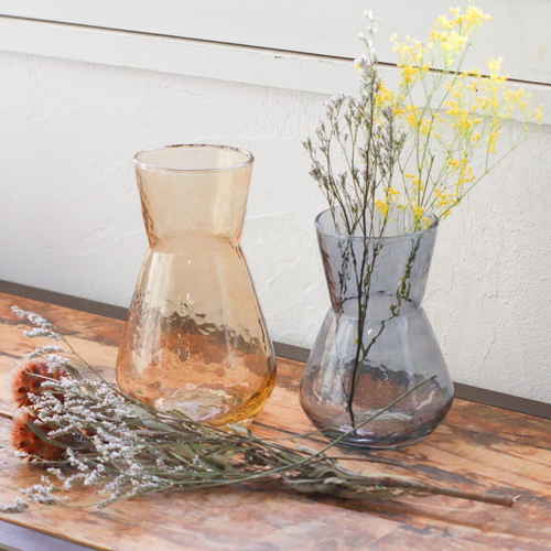 花瓶　シナリーベース　デイジーL　アンバー 温かみのあるアンバー色の陶器製花瓶が上から見える状態で、流れるような曲線を持った口元が特徴的。