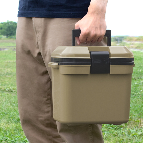 クーラーボックス　7L　アイセル10　ハードタイプ　サンドベージュ 蓋が閉じられた状態で正面から見たクーラーボックス