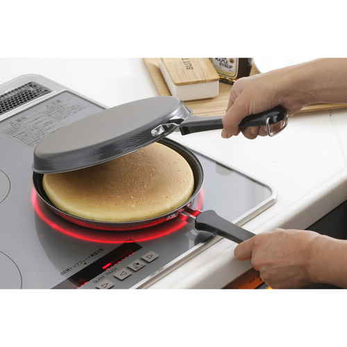 ホットケーキメーカー フライパン 両面焼き 丸型 お好み焼き・ホットケーキパン 鉄製 IH対応 黒い鉄製のフライパンがスタッキングされた状態、両面に焦げ目のある仕上がりが見える。