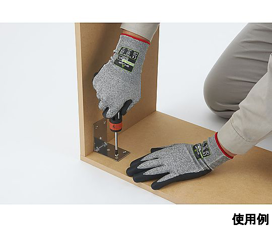 [LL] 手袋(耐切創/高強度PE系・ニトリルコート) グレーの手袋が立体的に配置され、手の部分に模様が施されている様子