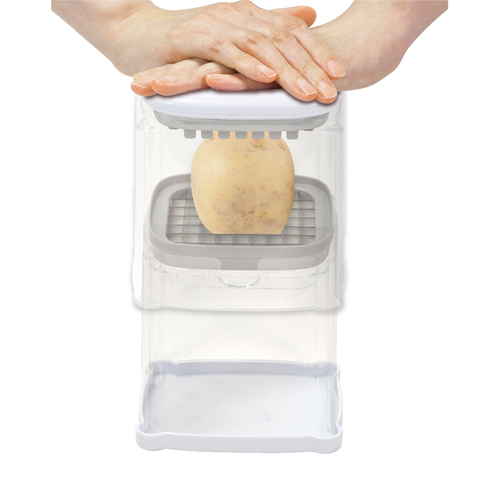スティックポテトチョッパー　Simplife 白の背景に置かれた透明な容器に収納された、様々な大きさのスティック状のポテト。
