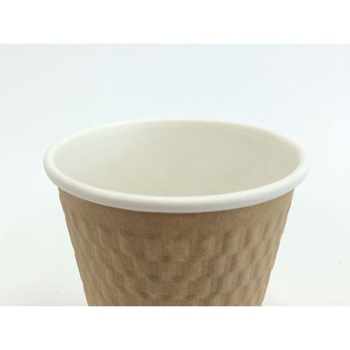 紙コップ エンボススリーブカップ ナチュラル 260mL KMW-240 ケーピープラテック エンボス加工されたスリーブが付いたカップが横から見える状態