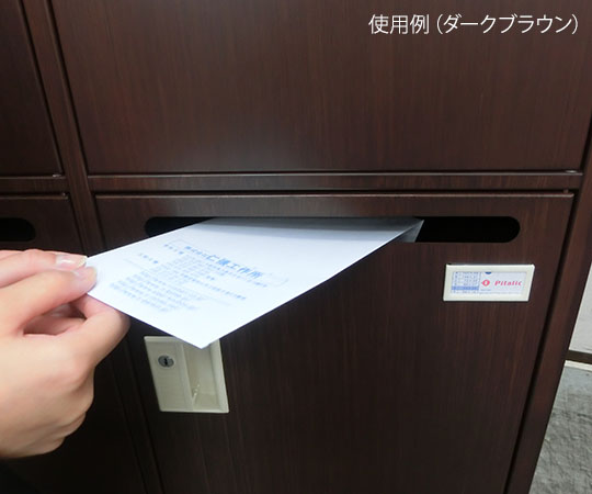 木目調ロッカー シリンダー錠タイプ ライトブラウン (2列4段) メール投入口付 正面から撮影された木目調のロッカー、シリンダー錠とメール投入口を備えた4段のデザインがはっきりと見える状態。