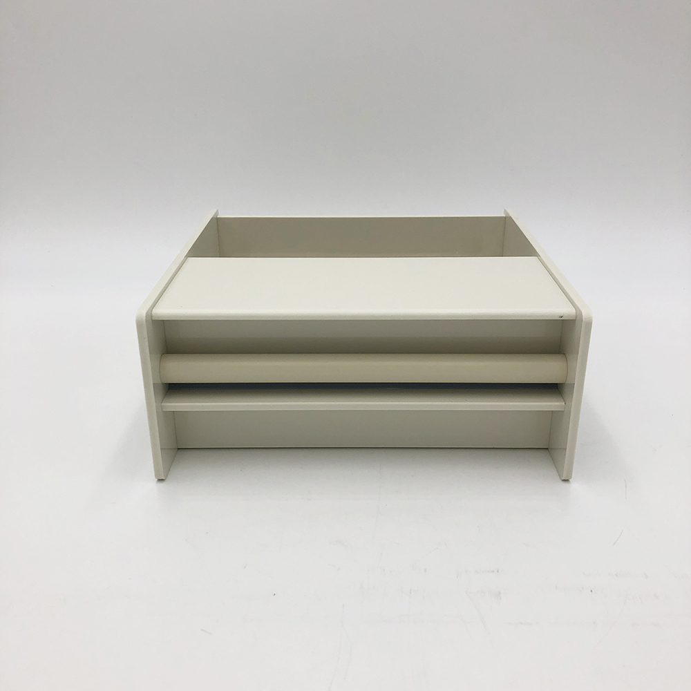 カラーラベルディスペンサー　200×195×88mm 上部から見下ろしたディスペンサーの全体像、位置にカラーラベルがしっかりと収められている様子。