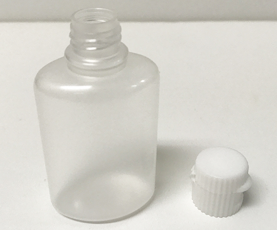 ワンタッチキャップ 小判 30mL 1袋（100個入） 透明なパッケージに収められた、整然とした100個のキャップが並ぶ様子