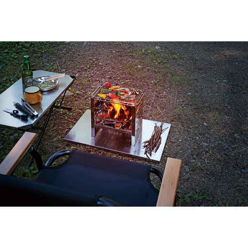 マルチボード　ステンレス　アウトドアラック棚板　キャプテンスタッグ 光沢のあるステンレス製の棚板が横向きに置かれ、角が滑らかでツヤ感が際立つ状態