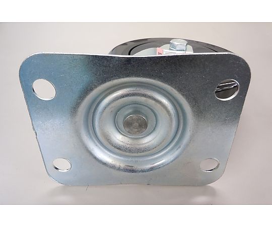 125mm 自在金具キャスター(EA520BK-2用) 正面から撮影された艶のある金具と四つのキャスターが取り付けられた様子