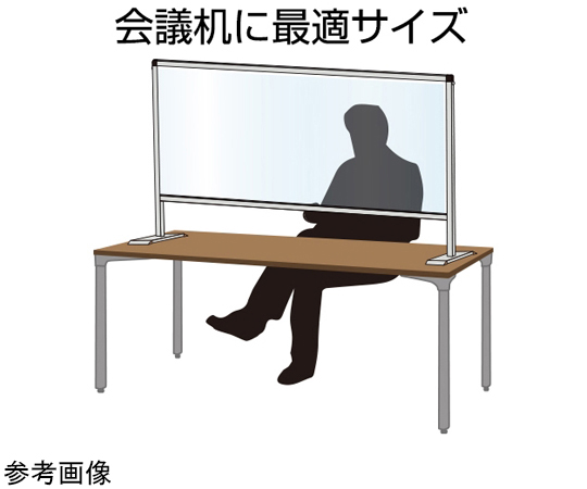 パーテーションスタンド　600×1700mm　（塩ビ仕様） 透明な塩ビ仕様のパーテーションスタンドが正面から見える状態、背景には軽い影が映り込んでいる。