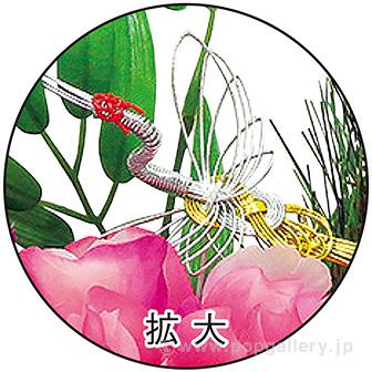 菱形正月アレンジ 色とりどりの花材が整然と配置されたアレンジメント
