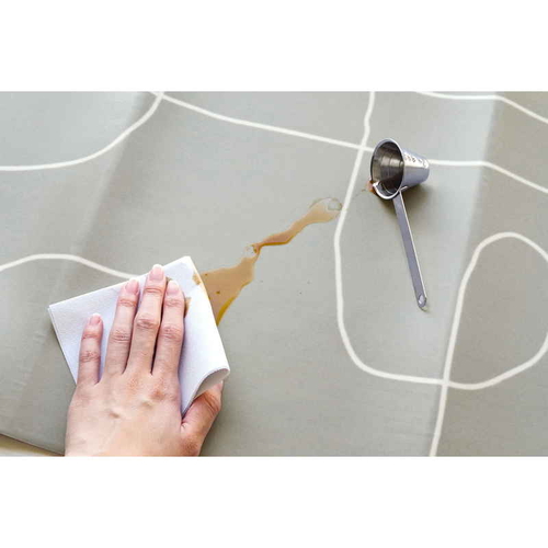 もう油汚れを気にしない!拭けるキッチンマット45×75　モダン 豊かな色合いのデザインが施された、地面にぴったりとフィットしたマットの様子