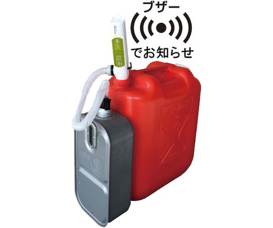 トーヨーオートポンプ 暗い背景に置かれた、金属製のポンプの正面が見える状態