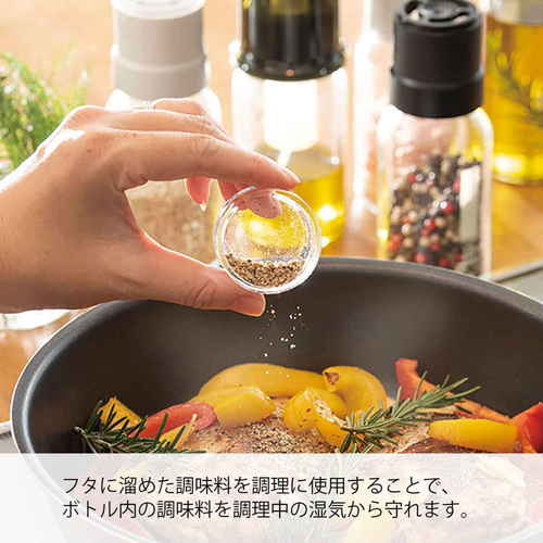 スパイスミル　塩・こしょう 透明な瓶に入ったスパイスのミル器がスタンドにセットされている様子