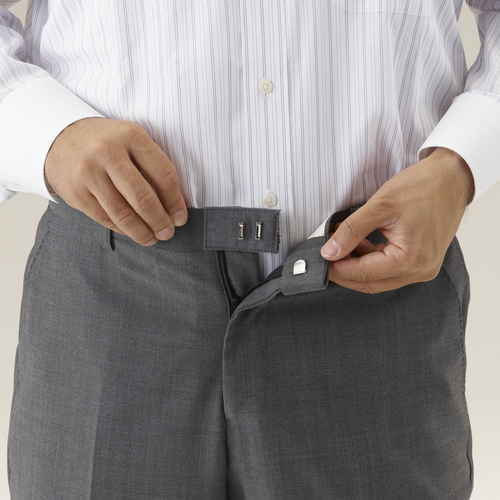 ウエスト調整　お直しフック フックがセットされた状態での手元のアップショット