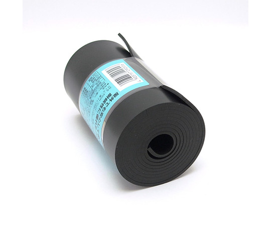 EPDM　ゴムロール　厚み2mm×幅100mm×長さ1m 黒いゴムロールが平らに広げられ、端にかけて滑らかにカットされています。