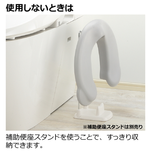 ソフト補助便座K 明るい背景に置かれた白いクッション付きの補助便座が斜めから見える状態