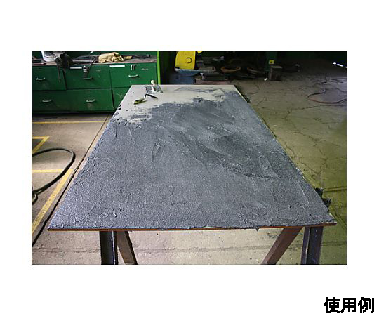 2000g セラミック補修パテ(耐摩耗･耐薬品) パッケージの上面が見える状態で、大きなサイズ感が強調されている。