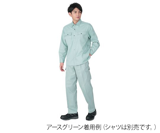 ツータックカーゴパンツ　アイボリー 前面が広く見えるアイボリーのカーゴパンツ、ポケットが際立つディテール。