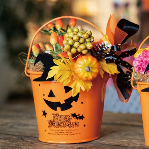 フラワー什器 ブラックハロウィンブリキバケツ-S(6個) ヘッズ 黒いブリキバケツが複数並び、ハロウィンの装飾が施された様子