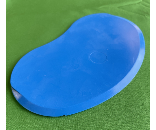 ソフトポリスケッパー 青 145×86mm 青いプラスチック製のスケッパーが斜めに置かれている状態