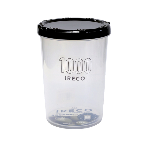 保存容器　IRECO　食品保存容器　Mサイズ　1L 透明な容器が横向きに配置され、蓋が閉じられた状態で内側に食品が見える様子。