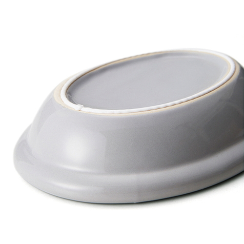 猫用　食器　ボウル　シングルセット　AppeTIT　アペティ　CAT　OVAL　200ml　ネコ　オーバル　食器台 白い猫用のオーバル型食器が、シンプルなデザインで単独置きされている様子。