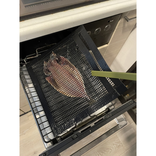 魚焼きグリル用身くずれしにくい焼き網バッグ 立ててスタンバイしている焼き網バッグの様子