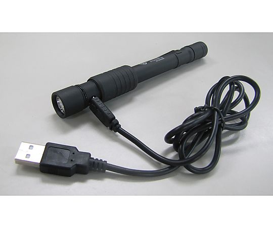 [充電式]  フラッシュライト/LED(ペン型・黒) ペン型のフラッシュライトが黒い表面で直立している状態