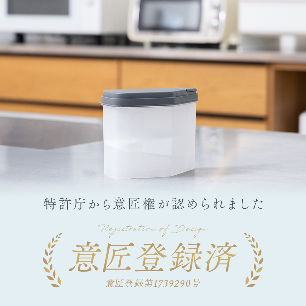 食洗機用洗剤　計量ケースひとふり君付食洗機洗剤　1010102 透明ボトルに入った粉状の洗剤、計量スプーン付きでラベルが目立つ配置