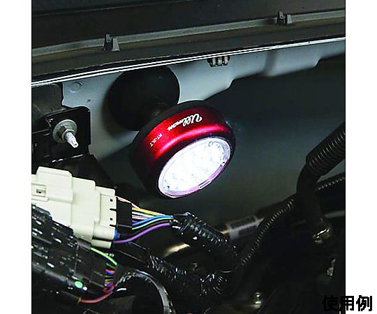 [単4x3本] LEDライト(110ルーメン/マグネット付) 側面から撮影されたマグネット付きのLEDライト、底面が見える状態。
