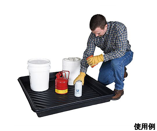 610x1219x121mm オイルトレイ 滑らかな表面を持つ大きなオイルトレイが垂直に配置されている様子
